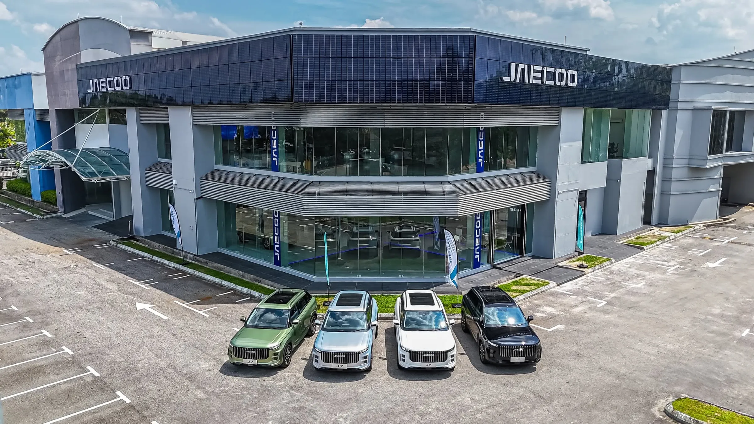 Aerial view of the OMODA & JAECOO Glenmarie showroom with four J7 models parked out front.