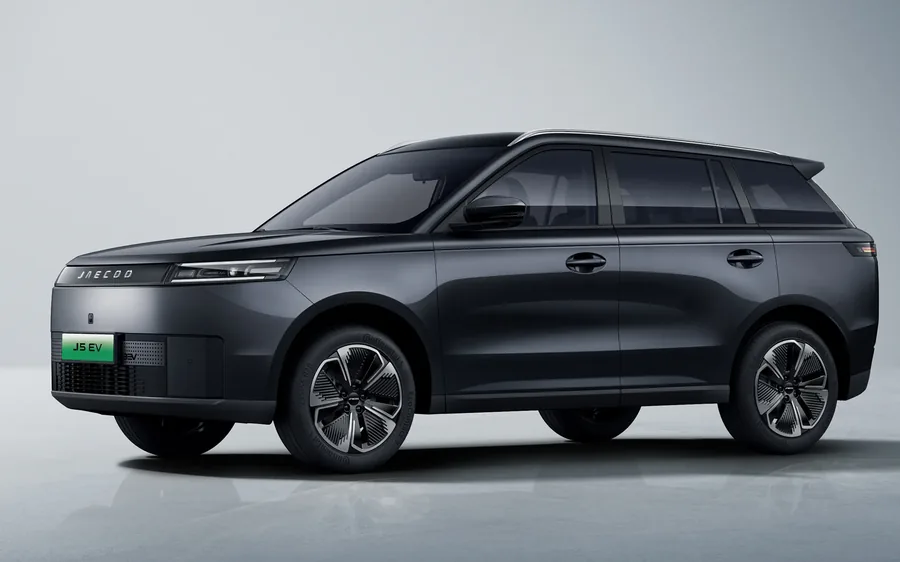 Jaecoo J5 EV in Carbon Crystal Black, three-quarter front view.