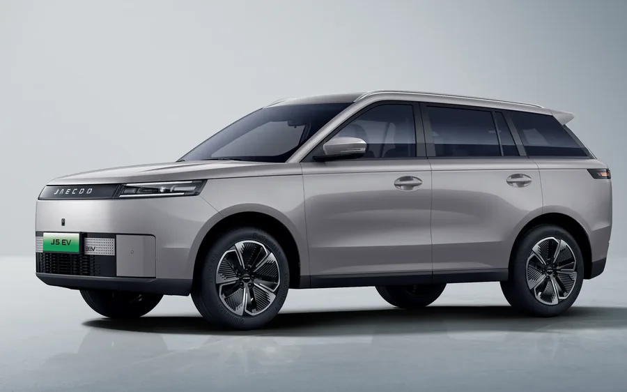 Jaecoo J5 EV in Fjord Grey, three-quarter front view.