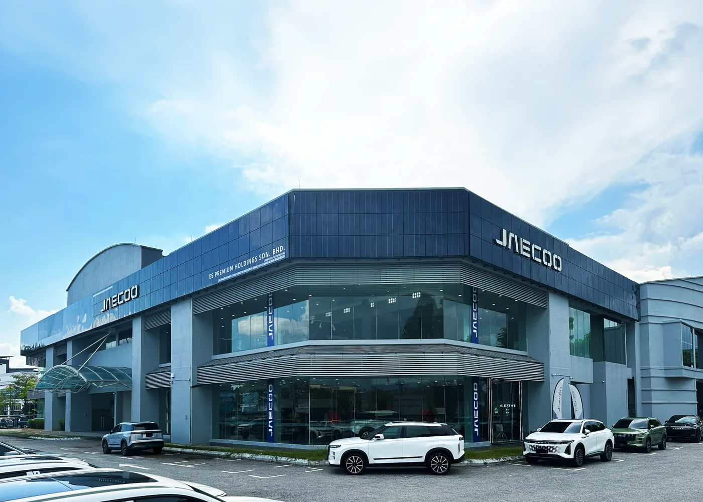OMODA & JAECOO Glenmarie showroom building, with several models parked out front.